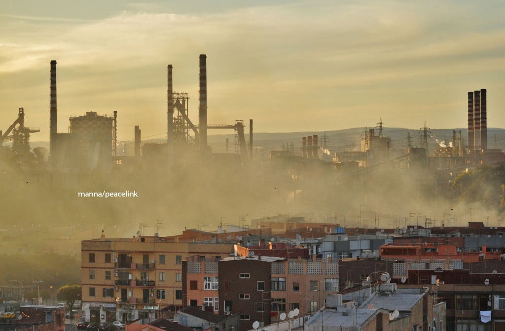 il quartiere tamburi e lo stabilimento ilva di taranto